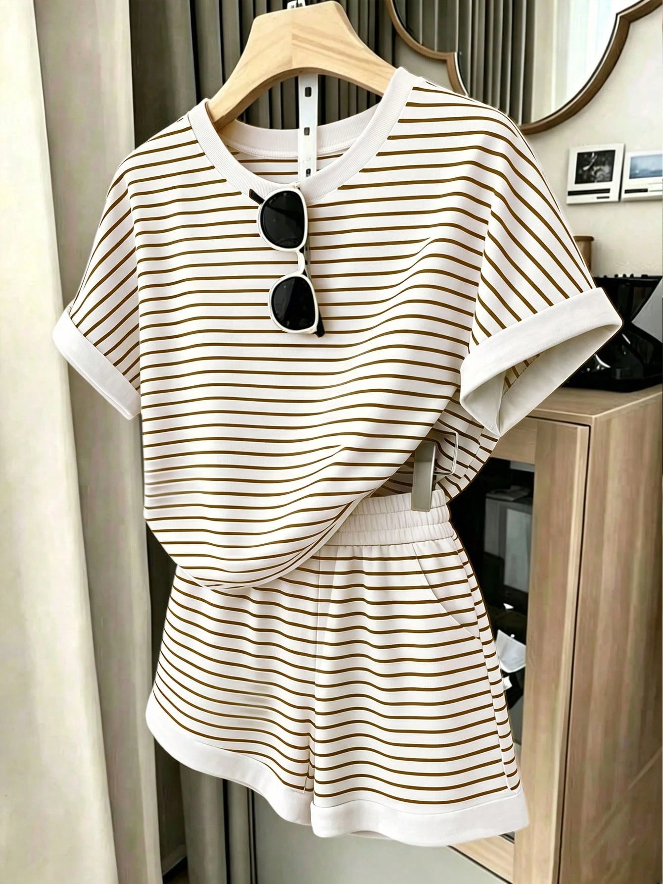 Women's Casual Comfortable Striped Short Sleeve Top And Shorts Set, 2 Pieces Loungewear Suitable For Daily Wear And Beach Vacation Elegant Summer